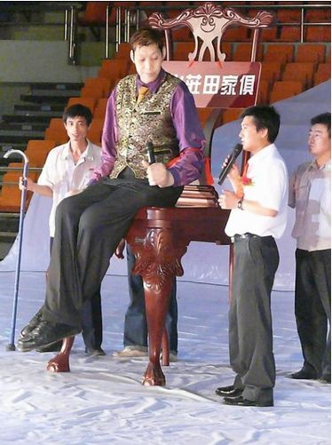 высокий китаец Ван Фензинь