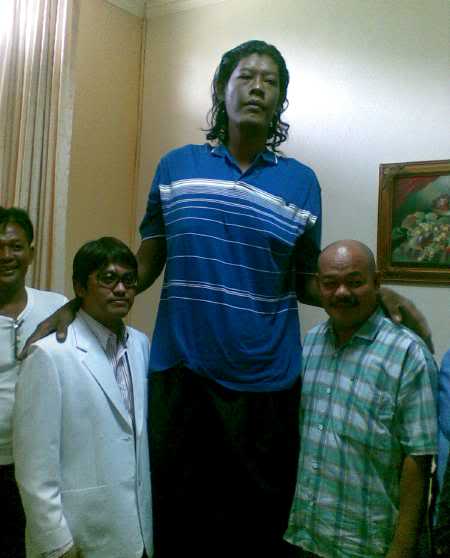 самый высокий человек супарвоно 2,42 м